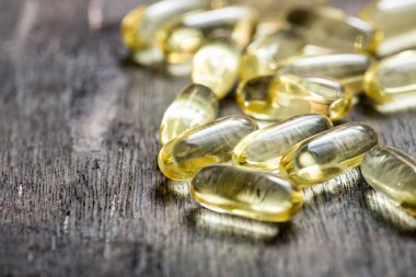 Balık yağı omega 3 ile kapsül ve d vitamini sağlıklı beslenme conce