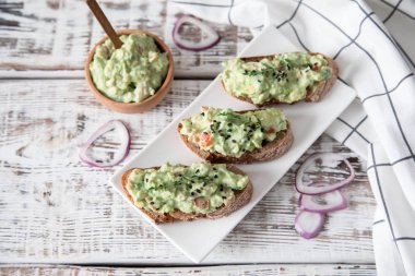 guacamole, tohumlar ve bitkiler tost. Bir fincan kahve. Healyhy 