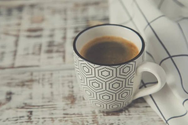 Xícara de café em uma mesa de madeira com espaço de cópia — Fotografia de Stock
