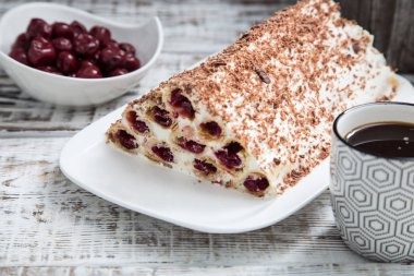 kek kiraz, krem ve hafif ahşap backgr çikolata