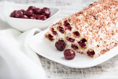 kek kiraz, krem ve hafif ahşap backgr çikolata