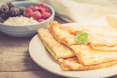 taze kokulu akçaağaç şurubu ve bal ile krep. Rus holi