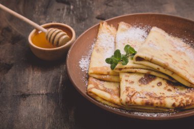 taze kokulu akçaağaç şurubu ve ballı krep. 