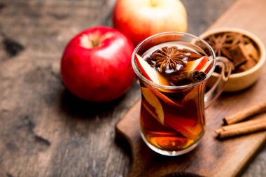 baharatlı sıcak içecek. Tarçın s ile sıcak içecek (elma çayı, yumruk)