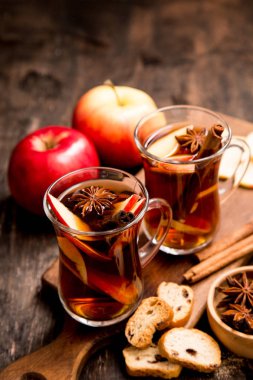 baharatlı sıcak içecek. Tarçın s ile sıcak içecek (elma çayı, yumruk)