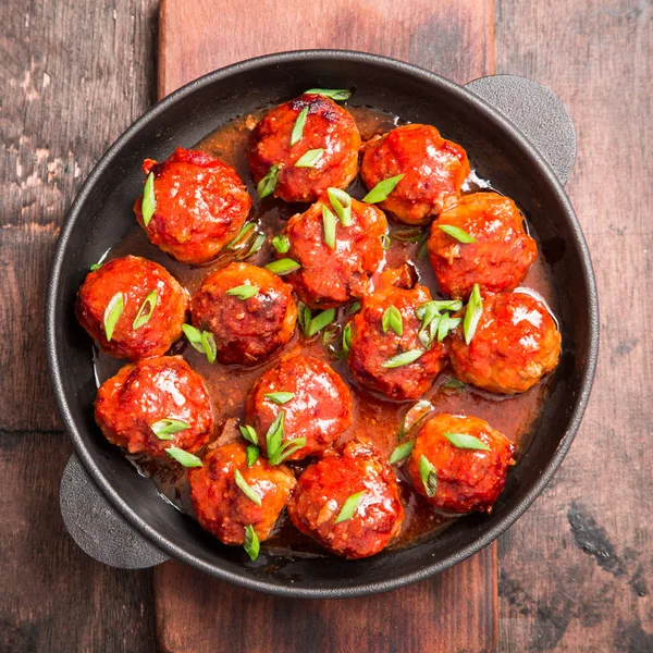 Gehaktballetjes in tomatensaus zoet en zuur. — Stockfoto