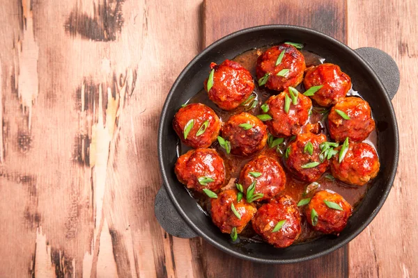 Meatballs in sweet and sour tomato sauce. Homemade roasted beef — Stock Photo, Image
