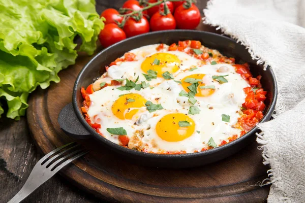 Смачного й корисного Shakshuka Сковорода до персональної мережі Яєчня з Томом — стокове фото