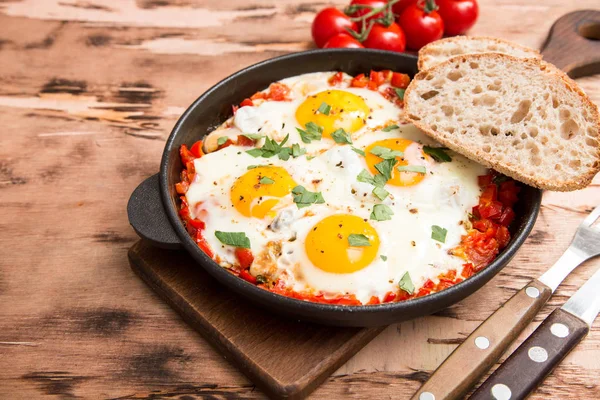 Смачного й корисного Shakshuka Сковорода до персональної мережі Яєчня з Томом — стокове фото