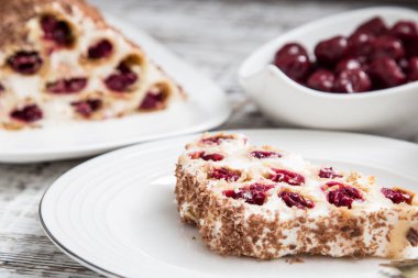 kek kiraz, krema ve çikolata ile 