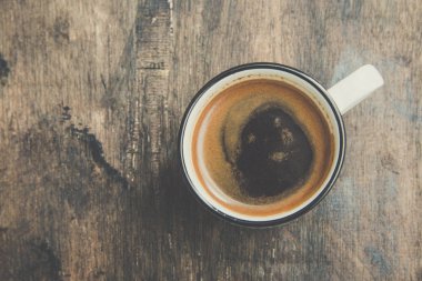 Fincan Espresso. kahve koyu ahşap arka plan üzerinde