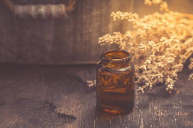 Uçucu yağlar ve lavanta ahşap masa üzerinde. Lavanta spa