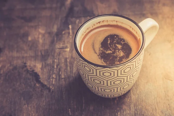 Uma chávena de café. xícara de café em um fundo de madeira escura — Fotografia de Stock
