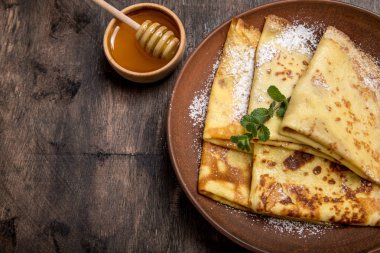 taze kokulu akçaağaç şurubu ve bal ile krep. Rus holi