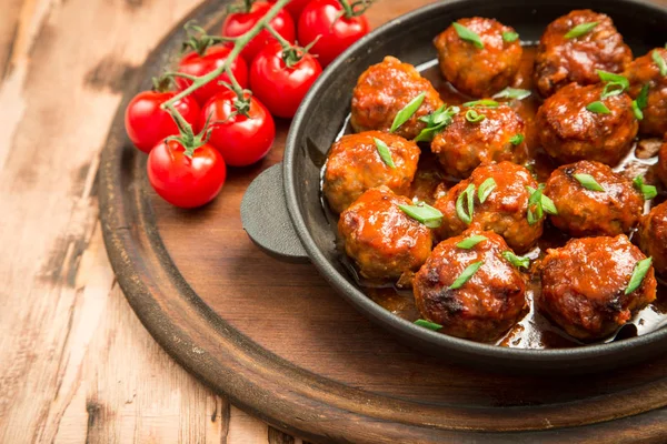 Meatballs in sweet and sour tomato sauce. — Stock Photo, Image
