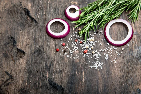 Miscela di peperoni con sale marino e rosmarino. sfondo cibo con — Foto Stock