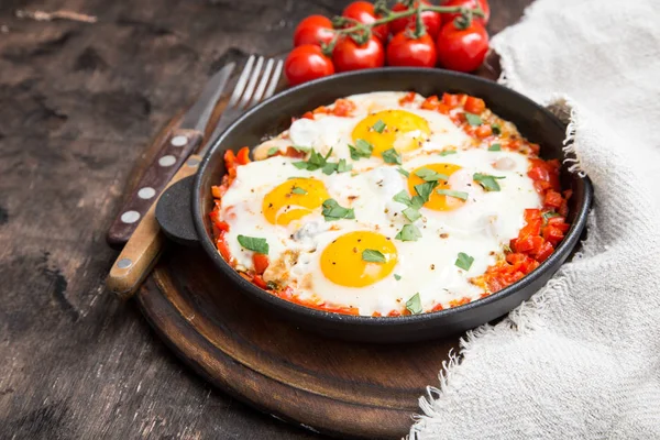 Смачного й корисного Shakshuka у сковороді. — стокове фото