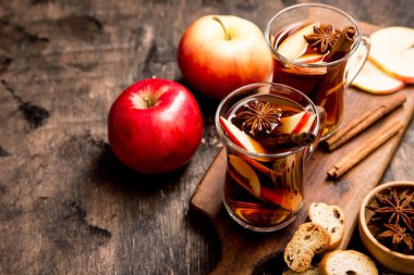 baharatlı sıcak içecek. Tarçın s ile sıcak içecek (elma çayı, yumruk)