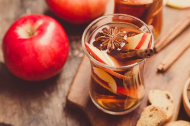 baharatlı sıcak içecek. Tarçın s ile sıcak içecek (elma çayı, yumruk)