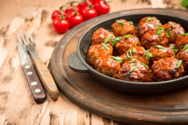 Tatlı ve ekşi domates soslu köfte. Ev yapımı kavrulmuş Dana 