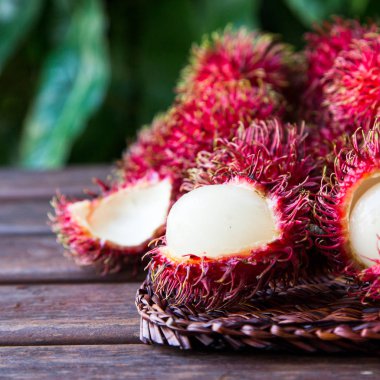 Ahşap arka plan üzerinde taze olgun rambutans. Lezzetli rambutan 