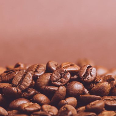 Brown kahve çekirdekleri koyu arka plan üzerine kavrulmuş. Espresso karanlık, ar