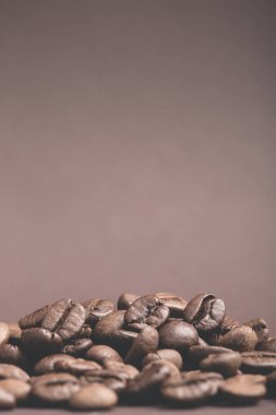 Brown kahve çekirdekleri koyu arka plan üzerine kavrulmuş. Espresso karanlık, ar