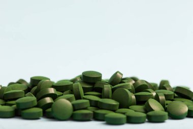 yeşil hap chlorella veya spirulina yosununa ahşap kase. g