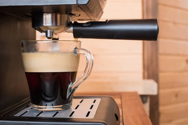 Máquina de café expresso derramando forte olhando café fresco — Fotografia de Stock