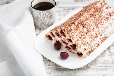 kek kiraz, krem ve hafif ahşap backgr çikolata