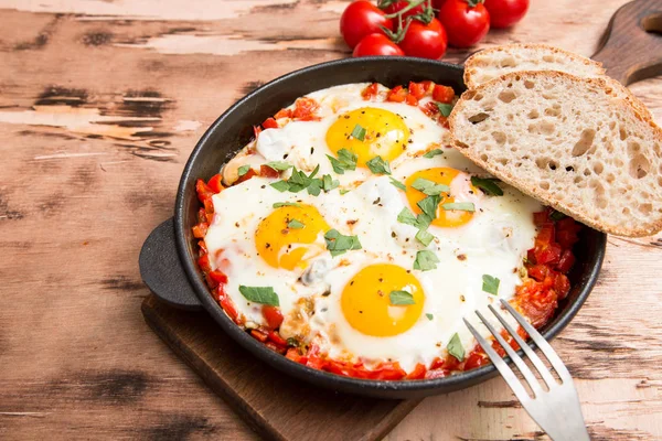 Смачного й корисного Shakshuka Сковорода до персональної мережі Яєчня з Томом — стокове фото