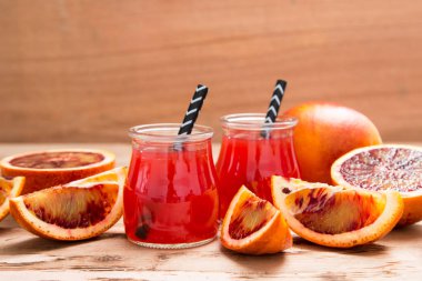 kan portakal suyu. Portakal dilim ile kırmızı portakal suyu
