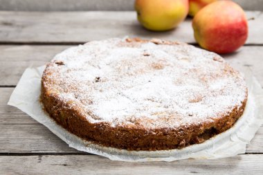 tam tahıllı un bir ahşap zemin üzerine elmalı turta. kavramı