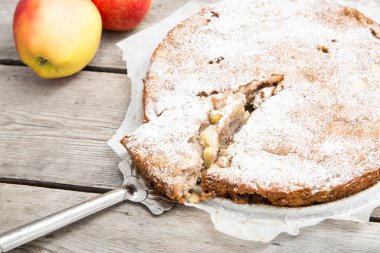 tam tahıllı un bir ahşap zemin üzerine elmalı turta. kavramı