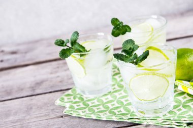 ev yapımı limonata limon, nane ve ahşap arka plan üzerinde buz ile