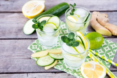 ev yapımı limonata limon, nane, zencefil, salatalık ve buz ile bir