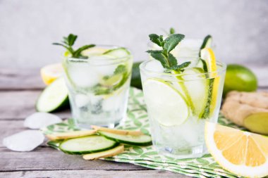 ev yapımı limonata limon, nane, zencefil, salatalık ve buz ile bir