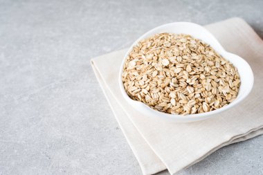 Gıda. Kuru yulaf gevreği kase yulaf ezmesi haddelenmiş. Sağlıklı beslenme konsantrasyon