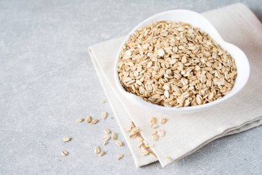 Gıda. Kuru yulaf gevreği kase yulaf ezmesi haddelenmiş. Sağlıklı beslenme konsantrasyon