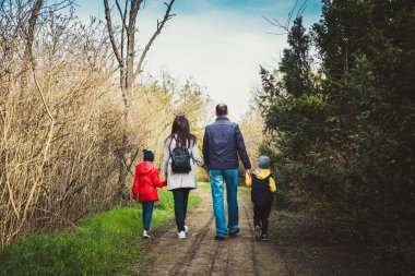 Mutlu genç aile birlikte dışında doğada vakit. par
