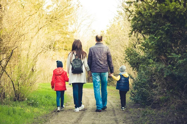 Mutlu genç aile birlikte dışında doğada vakit. par