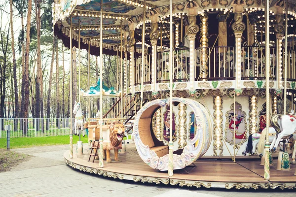 Utomhus vintage flygande häst karusell i staden. vackra bri — Stockfoto