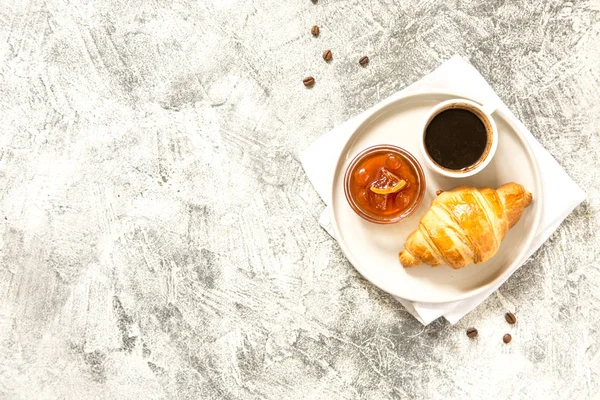 Petit déjeuner avec croissants. croissants croustillants frais et café sur — Photo