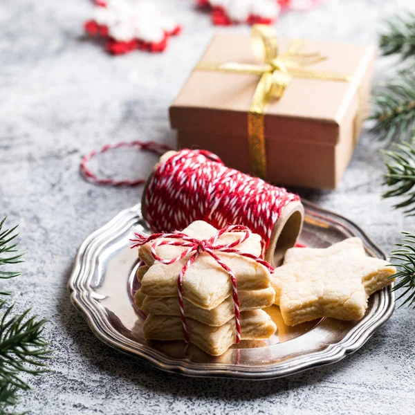 Fundo de Natal. biscoito de gengibre festivo com fita, pi — Fotografia de Stock