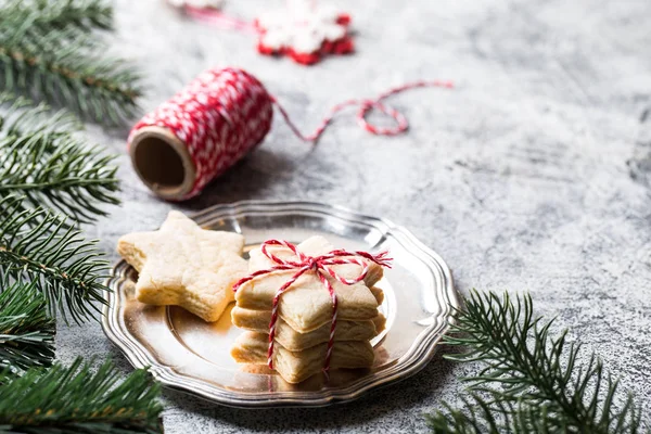 Рождественский фон праздничное пряничное печенье с лентой, пи — стоковое фото