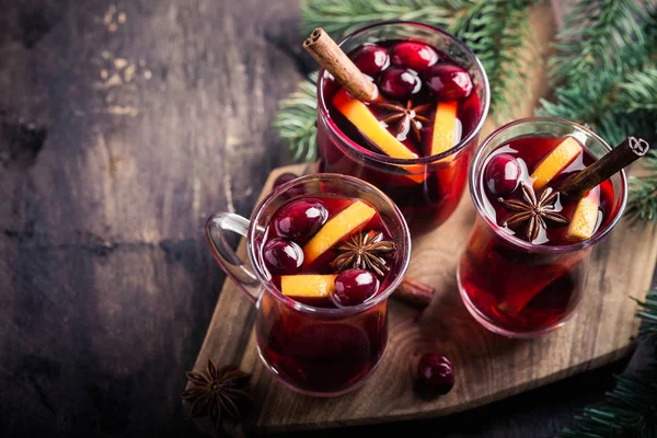 Świąteczne grzane wino. Tradycyjny napój świąteczny z dekoracją — Zdjęcie stockowe