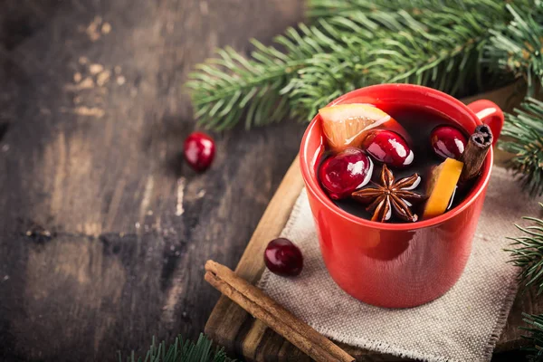 Świąteczne grzane wino. Tradycyjny napój świąteczny z dekoracją — Zdjęcie stockowe