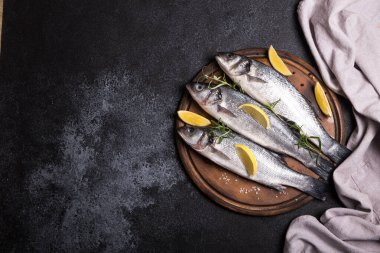 Taze çiğ levrek. Baharatlı ve otlu çiğ deniz kabuğu balığı.