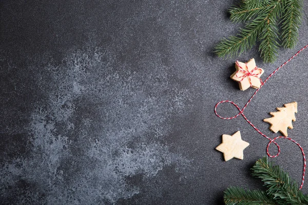 Composição de Natal com biscoitos, galhos de árvore de Natal e — Fotografia de Stock