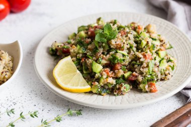 Quinoa salata taze domates, salatalık ve salata yaprakları. 